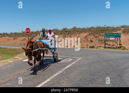 Genadendal, Overberg, Cap Occidental, Afrique Du Sud. Couple se dirigeant en ville sur leur cheval et chariot Banque D'Images