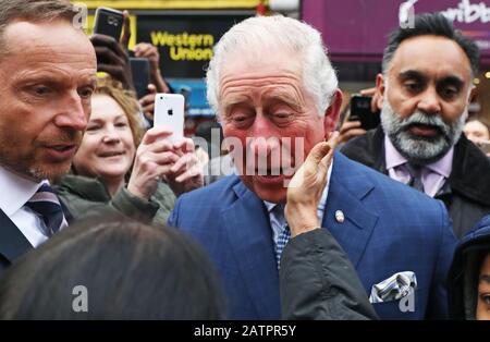 Le Prince de Galles est accueilli par des membres du public alors qu'il quitte un magasin TK Maxx à Tooting High Street, Londres, après avoir rencontré des employés qui sont des anciens de Prince's Trust au magasin. Banque D'Images