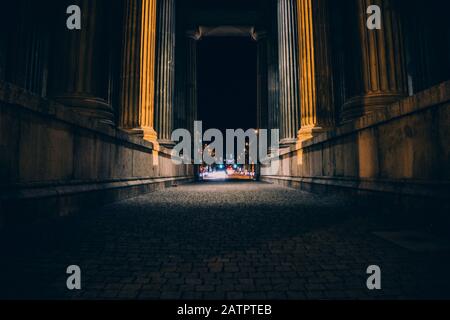chemin sombre spectaculaire à travers les anciennes colonnes Banque D'Images