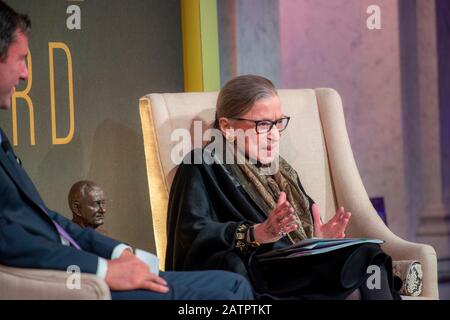 Le juge de la Cour suprême des États-Unis Ruth Bader Ginsburg, à droite, lors d'une discussion à la suite de l'attribution du Prix LBJ liberté et justice pour Tous à la Bibliothèque du Congrès le 30 janvier 2020 à Washington, D.C. Le prix de la Fondation LBJ honore ceux qui ont l'héritage du président Lyndon Baines Johnson à des torts justes, à la justice championne et au service de l'humanité. Banque D'Images