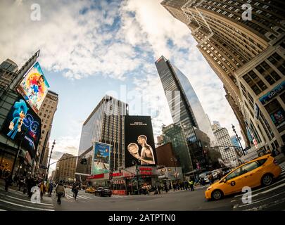 Un panneau d'affichage, au centre, sur Herald Square à New York, généralement consacré à la publicité Nike, rend hommage à la légende du basket-ball Kobe Bryant, vue le lundi 27 janvier 2020. Bryant est mort dimanche dans un accident d'hélicoptère en Californie à l'âge de 41 ans. (© Richard B. Levine) Banque D'Images