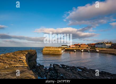 Cockenzie Harbour, East Lothian, Écosse, Royaume-Uni. 4 février 2020. Météo britannique : une journée ensoleillée d'hiver avec des bateaux s'agreront dans le petit port à marée basse Banque D'Images