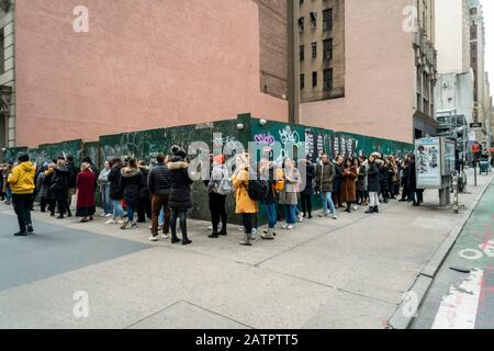 Les clients enthousiastes se trouvent en dehors de la vente d'échantillons Outdoor Voices extrêmement populaire dans le quartier Nomad de New York le mardi 28 janvier 2020. (© Richard B. Levine) Banque D'Images