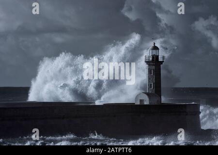 Tempête de mer au vieux phare de la rivière Douro. Filtre infrarouge utilisé. Bleu ton. Banque D'Images