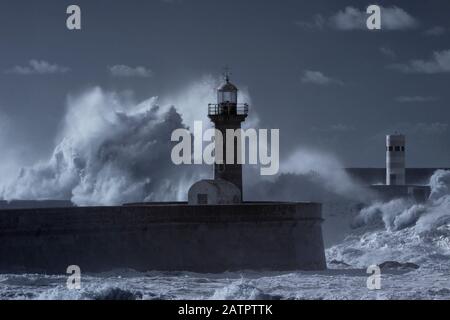 Tempête de mer au vieux phare de la rivière Douro. Filtre infrarouge utilisé. Bleu ton. Banque D'Images