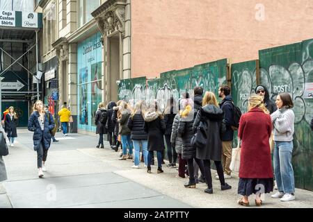 Les clients enthousiastes se trouvent en dehors de la vente d'échantillons Outdoor Voices extrêmement populaire dans le quartier Nomad de New York le mardi 28 janvier 2020. (© Richard B. Levine) Banque D'Images