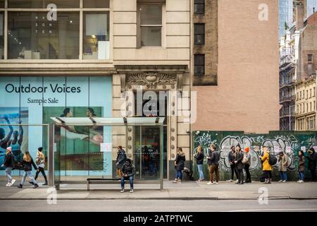 Les clients enthousiastes se trouvent en dehors de la vente d'échantillons Outdoor Voices extrêmement populaire dans le quartier Nomad de New York le mardi 28 janvier 2020. (© Richard B. Levine) Banque D'Images