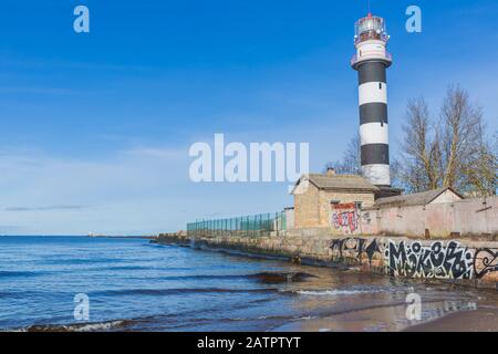 Ville, Riga, Lettonie. Mer Baltique avec vagues et phare. Photo de voyage.04.02.2020 Banque D'Images