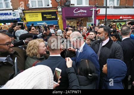 Le Prince de Galles est accueilli par des membres du public alors qu'il quitte un magasin TK Maxx à Tooting High Street, Londres, après avoir rencontré des employés qui sont des anciens de Prince's Trust au magasin. Banque D'Images