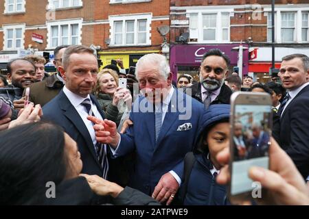 Le Prince de Galles est accueilli par des membres du public alors qu'il quitte un magasin TK Maxx à Tooting High Street, Londres, après avoir rencontré des employés qui sont des anciens de Prince's Trust au magasin. Banque D'Images
