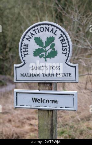 Le National Trust Sign, Janet'S Foss, Près De Gordale Cicatrice À Malhamdale, Dans Le Yorkshire Du Nord. Banque D'Images