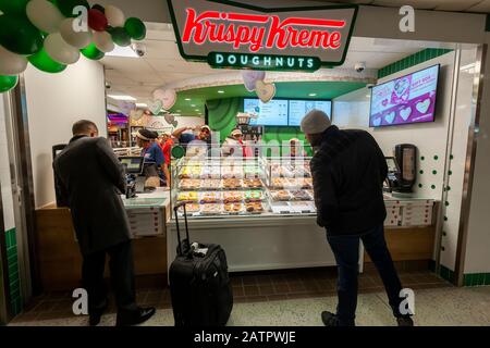 Les clients clameur autour de la nouvelle réouverture de Krispy Kreme à Penn Station à New York le jeudi 30 janvier 2020. Actuellement le seul endroit à New York la chaîne est en expansion et ouvrira six autres magasins à New York, y compris un magasin phare De Times Square. Krispy Kreme est la propriété de JAB Holding Company qui possède également d'autres purveyors alimentaires, Pret A Manger et Panera Bread. (© Richard B. Levine) Banque D'Images