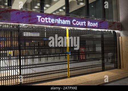 Nouvelle entrée Crossrail de Tottenham court Road qui est fermée en raison de retards dans les travaux de construction. Londres Banque D'Images