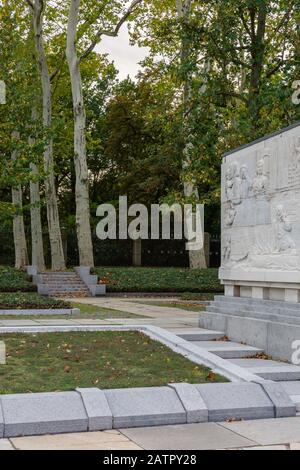 Le Mémorial De La Guerre Soviétique Dans Le Parc Treptower, Berlin Banque D'Images