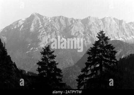 Zu Besuch in Ramsau bei Berchtesgaden mit Blick auf den Hochkalter, 1957. Visite de Ramsau près de Berchtesgaden avec vue sur Hochkalter, 1957. Banque D'Images