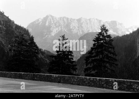 Zu Besuch in Ramsau bei Berchtesgaden mit Blick auf den Hochkalter, 1957. Visite de Ramsau près de Berchtesgaden avec vue sur Hochkalter, 1957. Banque D'Images