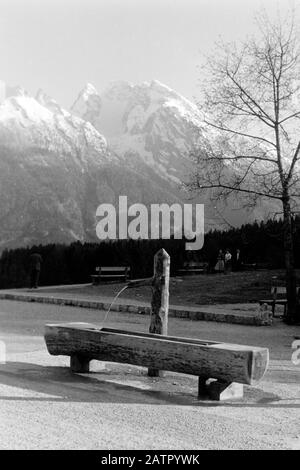 Zu Besuch in Ramsau bei Berchtesgaden mit Blick auf den Hochkalter, 1957. Visite de Ramsau près de Berchtesgaden avec vue sur Hochkalter, 1957. Banque D'Images