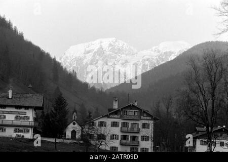 Zu Besuch in Ramsau bei Berchtesgaden mit Blick auf den Hochkalter, 1957. Visite de Ramsau près de Berchtesgaden avec vue sur Hochkalter, 1957. Banque D'Images