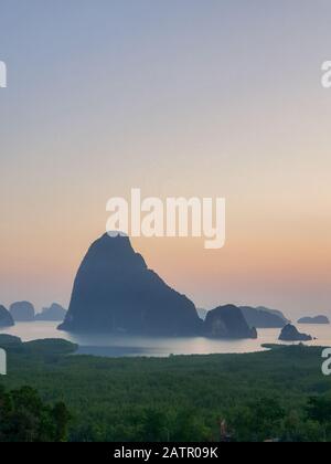 Baie de Phangnga Thaïlande, lever du soleil Phuket, Point de vue Du Matin de Samet Nang She dans la baie de Phangnga, Thaïlande du Sud Banque D'Images