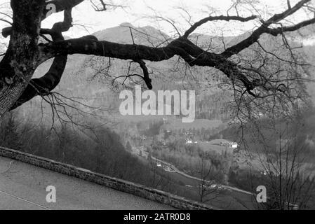 Zu Besuch in Ramsau bei Berchtesgaden mit Blick ins Tal, 1957. Visite de Ramsau près de Berchtesgaden avec vue sur la vallée, 1957. Banque D'Images