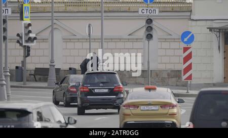 Moscou - 14 OCTOBRE: Circulation automobile sur la rue principale de Tverskaya le 14 octobre 2018 à Moscou, Russie. Banque D'Images