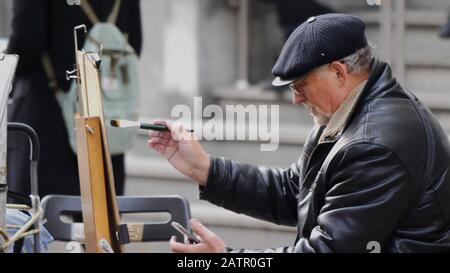 Moscou - 27 SEPTEMBRE : l'artiste s'inspire de la vieille rue Arbat le 27 septembre 2019 à Moscou, en Russie. Banque D'Images