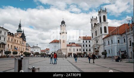 Banska Bystrica, Slovaquie - 4 octobre 2019 : place principale du soulèvement national slovaque. Vue sur le château de Barbakan, la tour de l'horloge et la cathédrale Banque D'Images