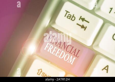 Texte montrant la liberté financière. Business photo text prendre des décisions de grande vie sans être stressé sur l'argent Banque D'Images