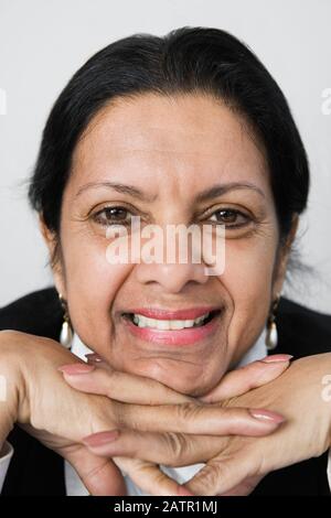 Portrait d'une femme contre l'arrière-plan blanc. Banque D'Images