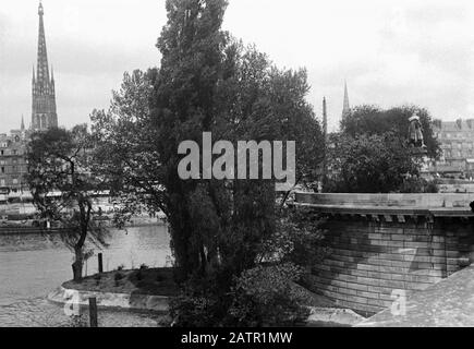 AJAXNETPHOTO.1905 (ENV.).ROUEN, FRANCE. - VUE SUR LA SEINE VERS LA VILLE; PREMIER PLAN, PONT PIERRE CORNEILLE ET L'EXTRÉMITÉ NORD-OUEST DE L'ILE LACROIX. CATHÉDRALE SPIRE VISIBLE À GAUCHE. ROUEN AVANT LA PREMIÈRE GUERRE MONDIALE. PHOTO:AJAX BIBLIOTHÈQUE D'IMAGES VINTAGE REF:ROUEN 1905 2 9 Banque D'Images