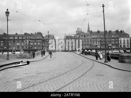 AJAXNETPHOTO.1905 (ENV.).ROUEN, FRANCE. - PONT PIERRE CORNEILLE - VUE SUR LE PONT PAVÉ EN DIRECTION DE LA VILLE DEPUIS LE CÔTÉ OUEST DE LA SEINE. LIGNES DE TRAMS EN PAVÉS, CÂBLES AÉRIENS. PHOTO:AJAX BIBLIOTHÈQUE D'IMAGES VINTAGE REF:ROUEN 1905 7 Banque D'Images