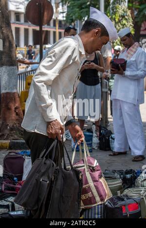 Inde, Mumbai Alias Bombay. Les Dabbawalas (alias dabbawallas ou dabbawallahs, tiffin wallahs) proposent tous les jours des déjeuners dans toute la ville. Banque D'Images