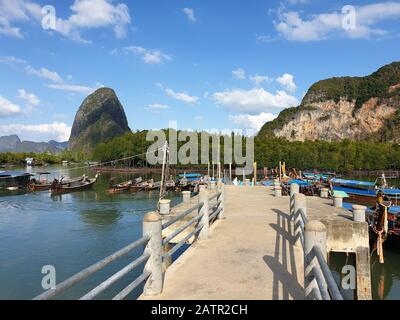 Point de vue sur la montagne, la mer et la mangrove de la baie de Phangnga à samet nang elle point de vue Thaïlande Phangnga Banque D'Images