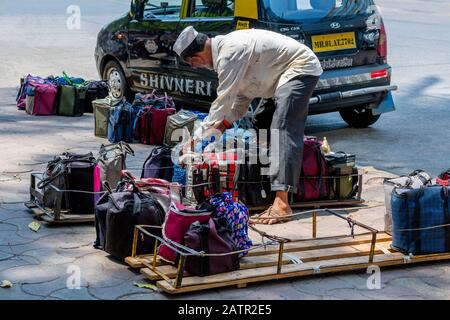 Inde, Mumbai Alias Bombay. Les Dabbawalas (alias dabbawallas ou dabbawallahs, tiffin wallahs) proposent tous les jours des déjeuners dans toute la ville. Tri des repas. Banque D'Images