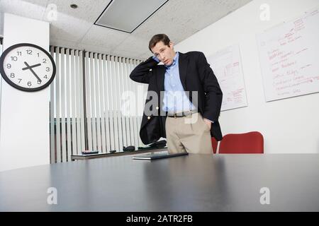Businessman standing dans un bureau. Banque D'Images