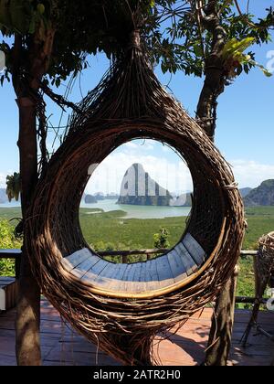 Point de vue sur la montagne, la mer et la mangrove de la baie de Phangnga à samet nang elle point de vue Thaïlande Phangnga Banque D'Images