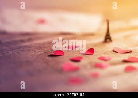 Belle tour Eiffel romantique miniature avec petits coeurs rouges sur la surface en bois avec espace pour le texte. Contexte pour la Saint Valentin, mariage, cadeau, gr Banque D'Images