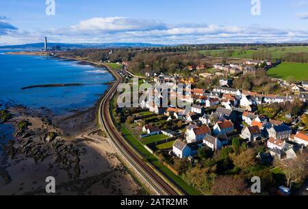 Vue aérienne du village historique de Culross à Fife, en Écosse, au Royaume-Uni Banque D'Images