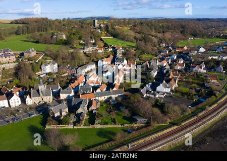 Vue aérienne du village historique de Culross à Fife, en Écosse, au Royaume-Uni Banque D'Images