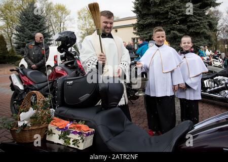 Pologne -15 avril 2017 : réalisation du panier de Pâques et des motos du Saint-samedi (Saint-Sylvestre), nourriture traditionnellement bénie avant Pâques Banque D'Images