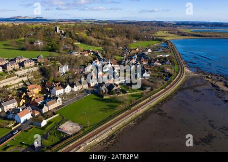 Vue aérienne du village historique de Culross à Fife, en Écosse, au Royaume-Uni Banque D'Images