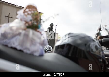 Pologne -15 avril 2017 : réalisation du panier de Pâques et des motos du Saint-samedi (Saint-Sylvestre), nourriture traditionnellement bénie avant Pâques Banque D'Images