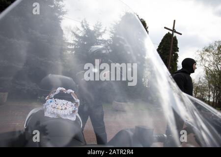 Pologne -15 avril 2017 : réalisation du panier de Pâques et des motos du Saint-samedi (Saint-Sylvestre), nourriture traditionnellement bénie avant Pâques Banque D'Images