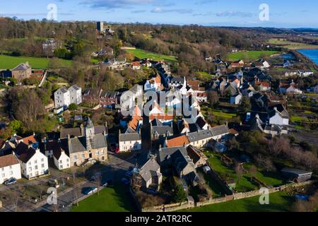 Vue aérienne du village historique de Culross à Fife, en Écosse, au Royaume-Uni Banque D'Images