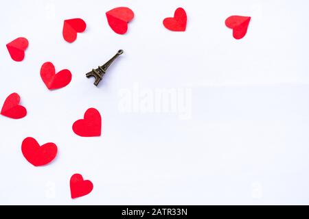 Petits coeurs rouges avec tour eiffel miniature isolée sur fond blanc avec espace de copie. Contexte pour le modèle de jour de valentines, affiche, salutations Banque D'Images