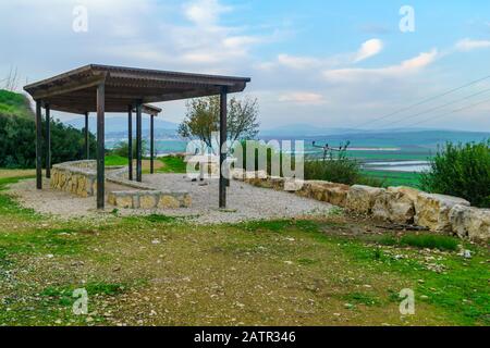 Vue sur le point d'observation de la carrière de Hefziba et le paysage de la vallée de Jezreel, nord d'Israël Banque D'Images