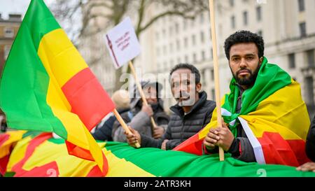 Londres, Royaume-Uni. 4 Février 2020. Des hommes portant des signes et agitant le drapeau panafricain, prennent part à une manifestation à l'extérieur de Downing Street demandant à Boris Johnson, Premier ministre, d'agir contre l'OLF (Front de libération d'Oromo) en Éthiopie. Crédit: Stephen Chung / Alay Live News Banque D'Images