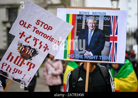 Londres, Royaume-Uni. 4 Février 2020. Les personnes portant des signes et agitant le drapeau panafricain, prennent part à une manifestation à l'extérieur de Downing Street demandant à Boris Johnson, Premier ministre, d'agir contre l'OLF (Front de libération d'Oromo) en Éthiopie. Crédit: Stephen Chung / Alay Live News Banque D'Images