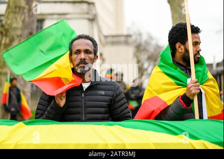 Londres, Royaume-Uni. 4 Février 2020. Des hommes portant des signes et agitant le drapeau panafricain, prennent part à une manifestation à l'extérieur de Downing Street demandant à Boris Johnson, Premier ministre, d'agir contre l'OLF (Front de libération d'Oromo) en Éthiopie. Crédit: Stephen Chung / Alay Live News Banque D'Images