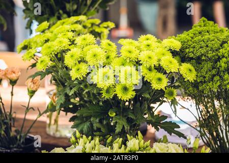 bouquets de fleurs jaunes à donner et à décorer dans la maison Banque D'Images